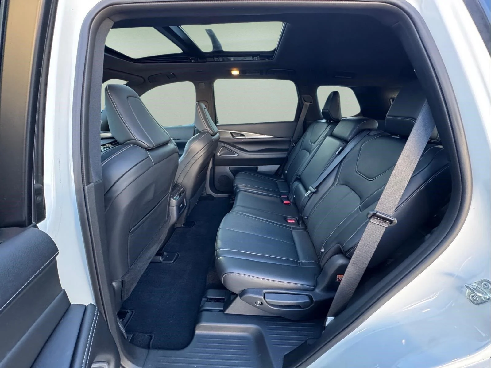 Used 2025 Majestic White INFINITI LUXE image 14