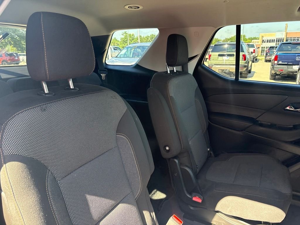 Used 2018 Iridescent Pearl Tricoat Chevrolet LT Cloth w/1LT image 29