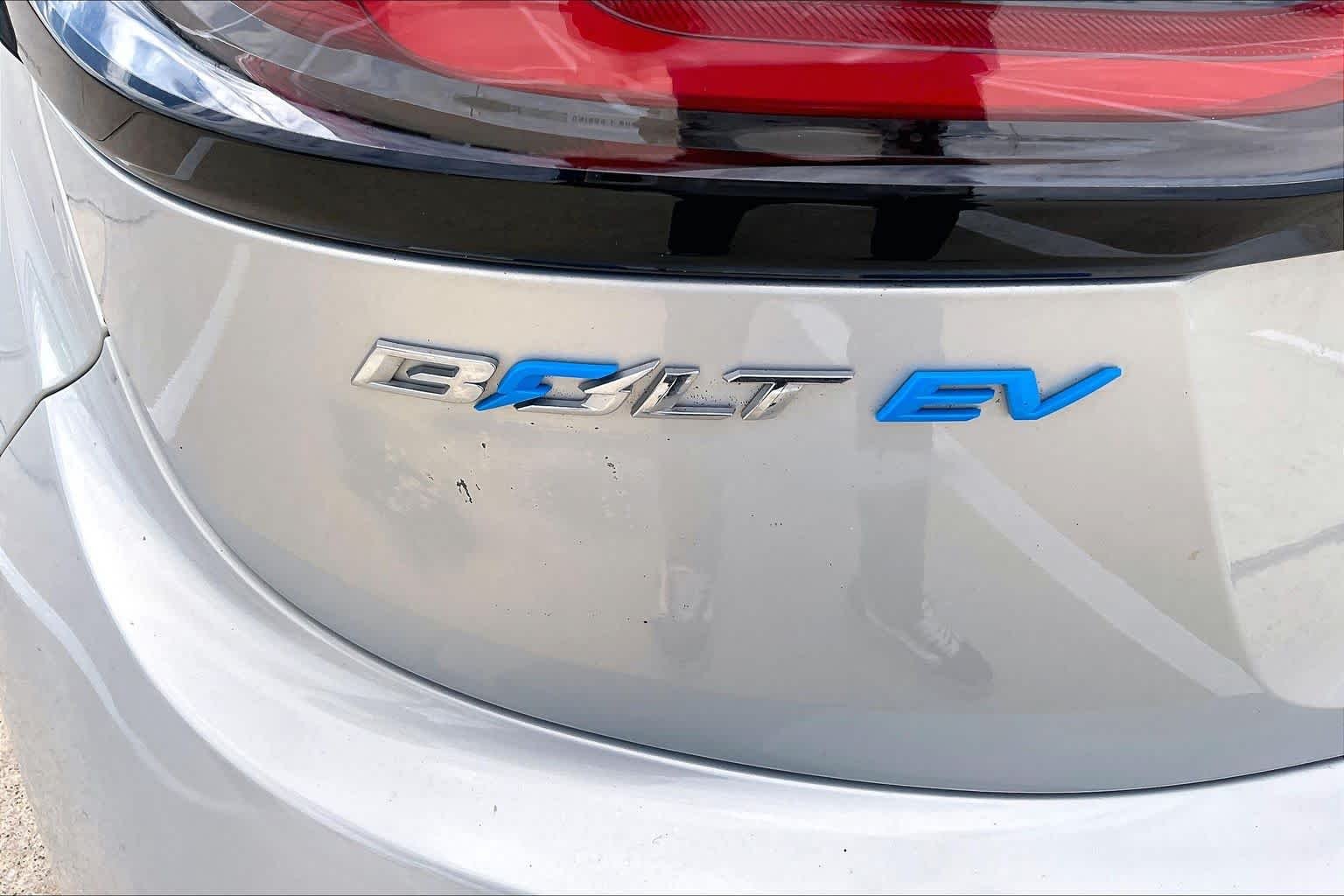 Used 2023 Silver Flare Metallic Chevrolet 2LT image 18