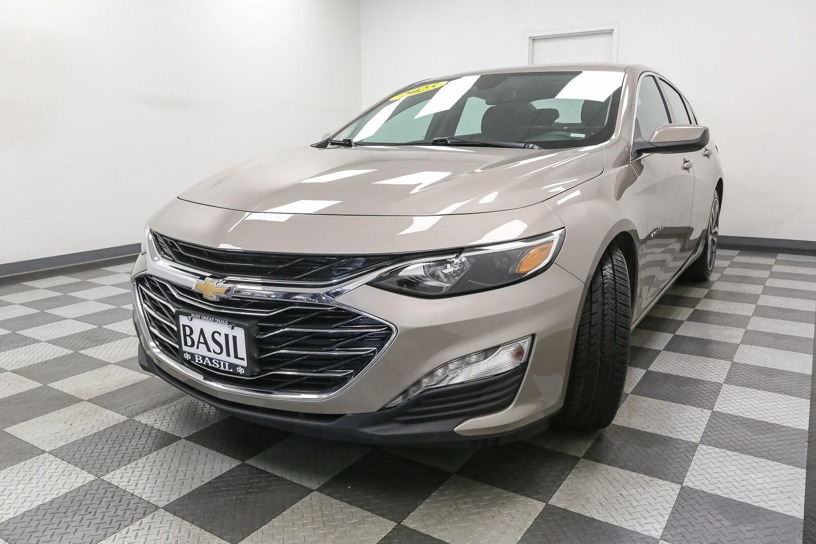 Used 2025 Mineral Gray Metallic Chevrolet LT image 4
