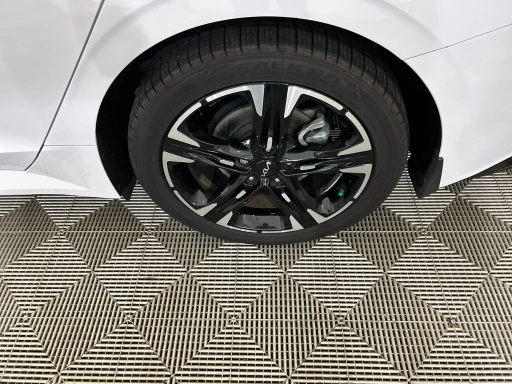 Used 2023 White Kia GT-Line image 10