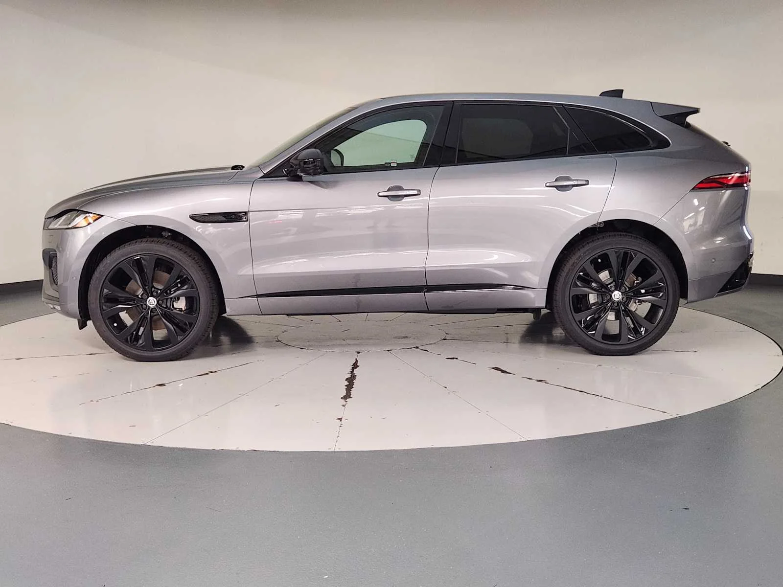 New 2026 Eiger Grey Metallic Jaguar R-Dynamic S image 7