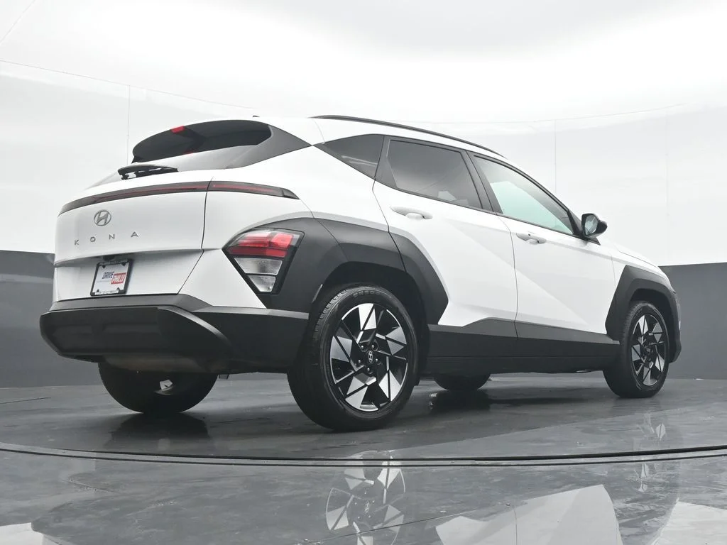 Used 2025 White Hyundai SEL image 31