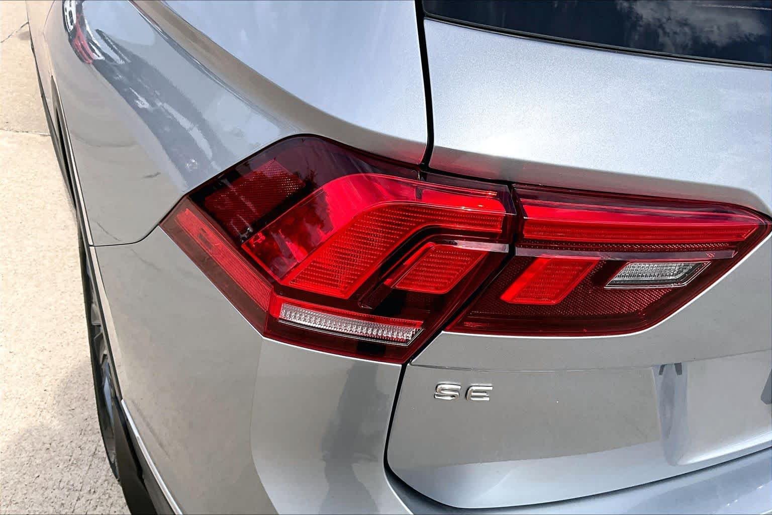 Used 2022 Pyrite Silver Metallic Volkswagen SE image 18