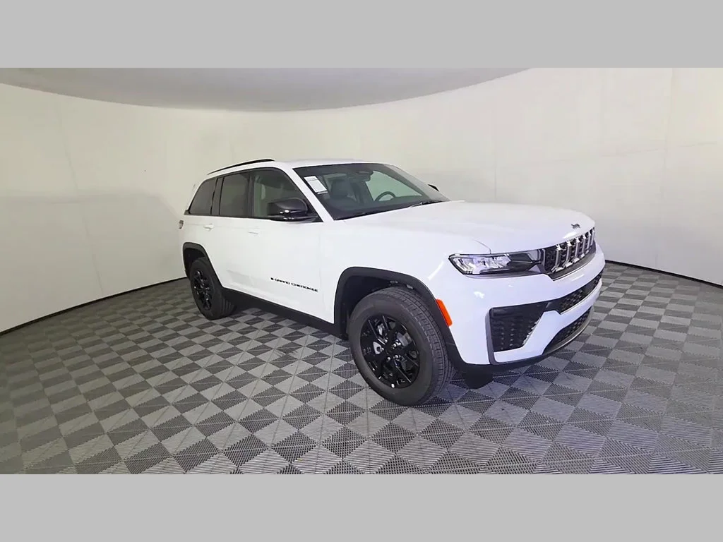 New 2026 Bright White Clear-Coat Exterior Paint Jeep Laredo Altitude image 21