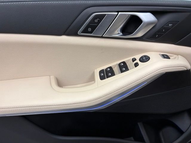 Used 2022 White BMW xDrive40i image 18