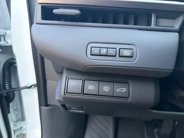 New 2026 Wind Chill Pearl <sup>1</sup> Toyota  SE image 13