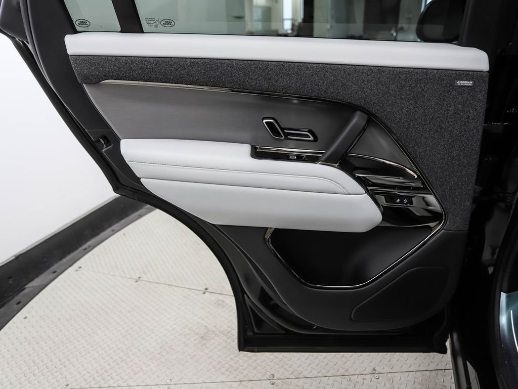 Used 2024 Santorini Black Metallic Land Rover SE image 20