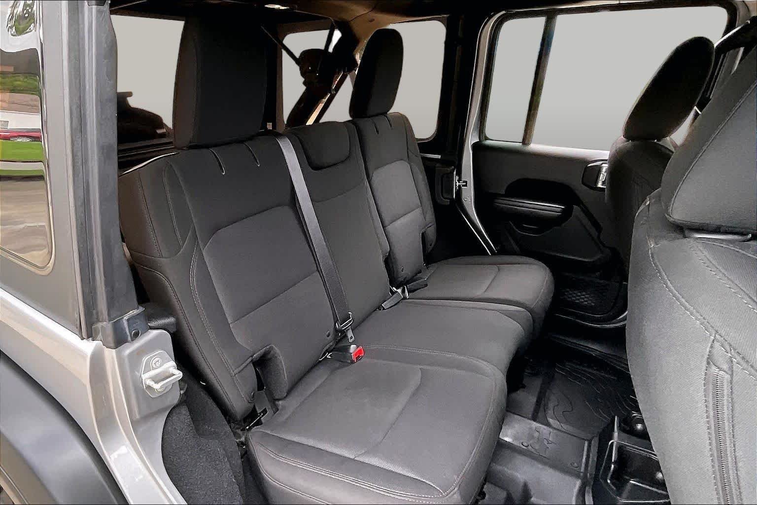 Used 2018 Billet Silver Metallic Clearcoat Jeep Sport S image 18