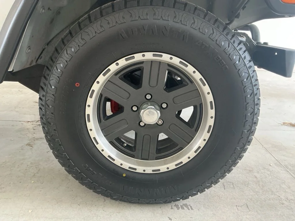 Used 2005 Bright Silver Metallic Clearcoat Jeep X image 21