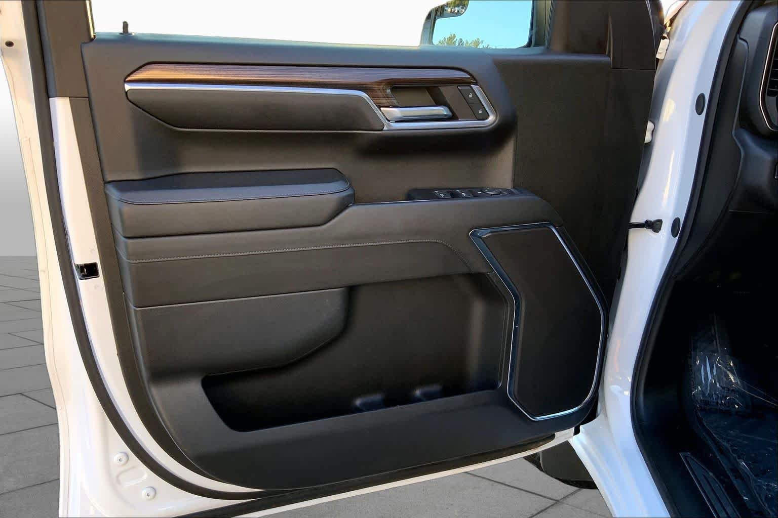 Used 2024 Summit White Chevrolet RST image 19