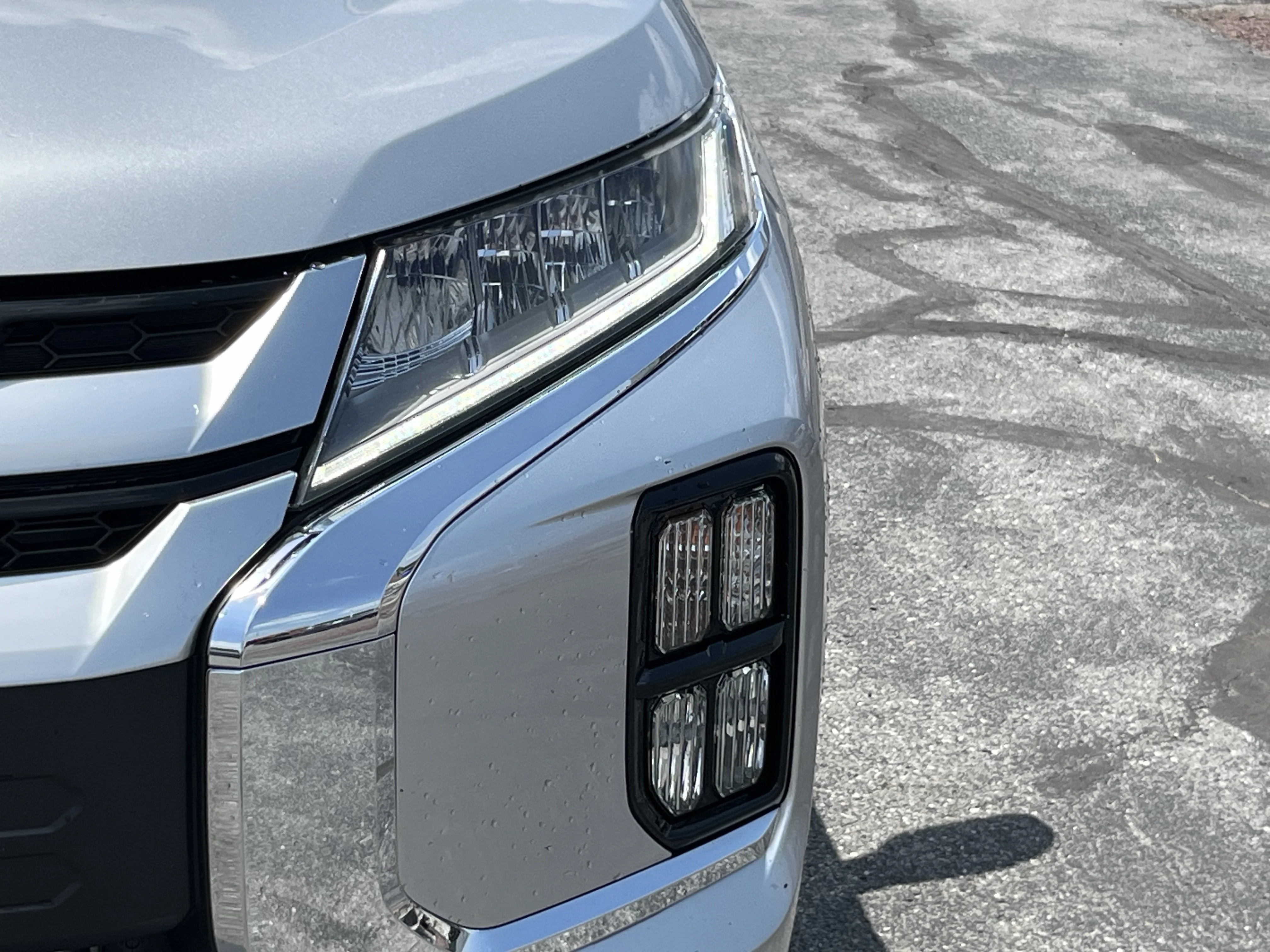 Used 2020 Alloy Silver Metallic Mitsubishi  image 12
