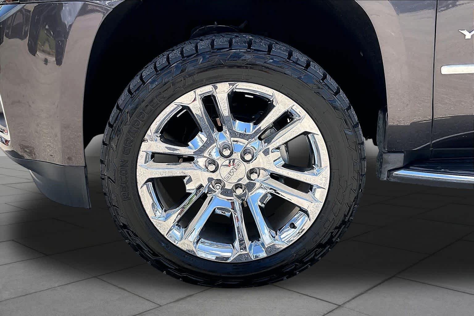 Used 2018 Iridium Metallic GMC SLT image 11