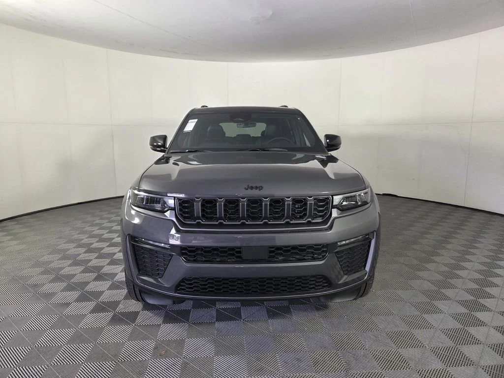 New 2026 Baltic Gray Metallic Clear-Coat Exterior Paint Jeep Limited image 3
