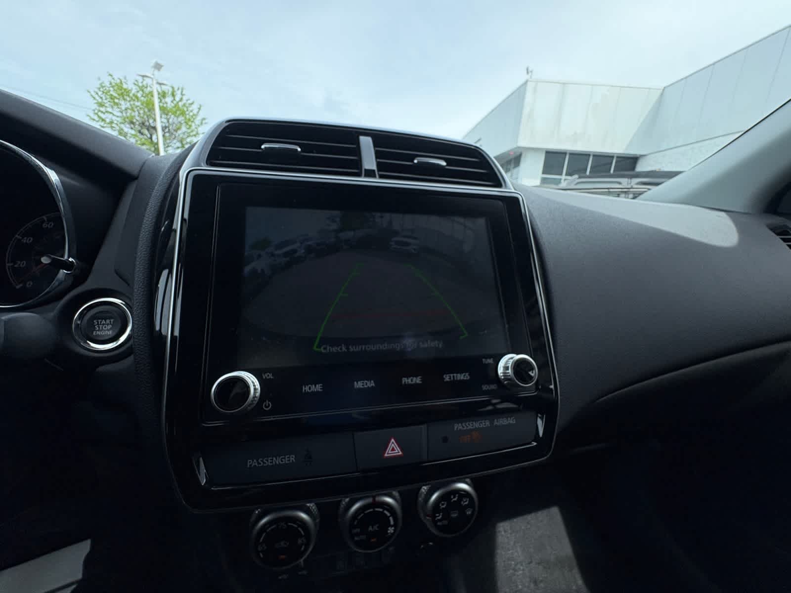 Used 2025 Labrador Black Pearl Mitsubishi SE image 24
