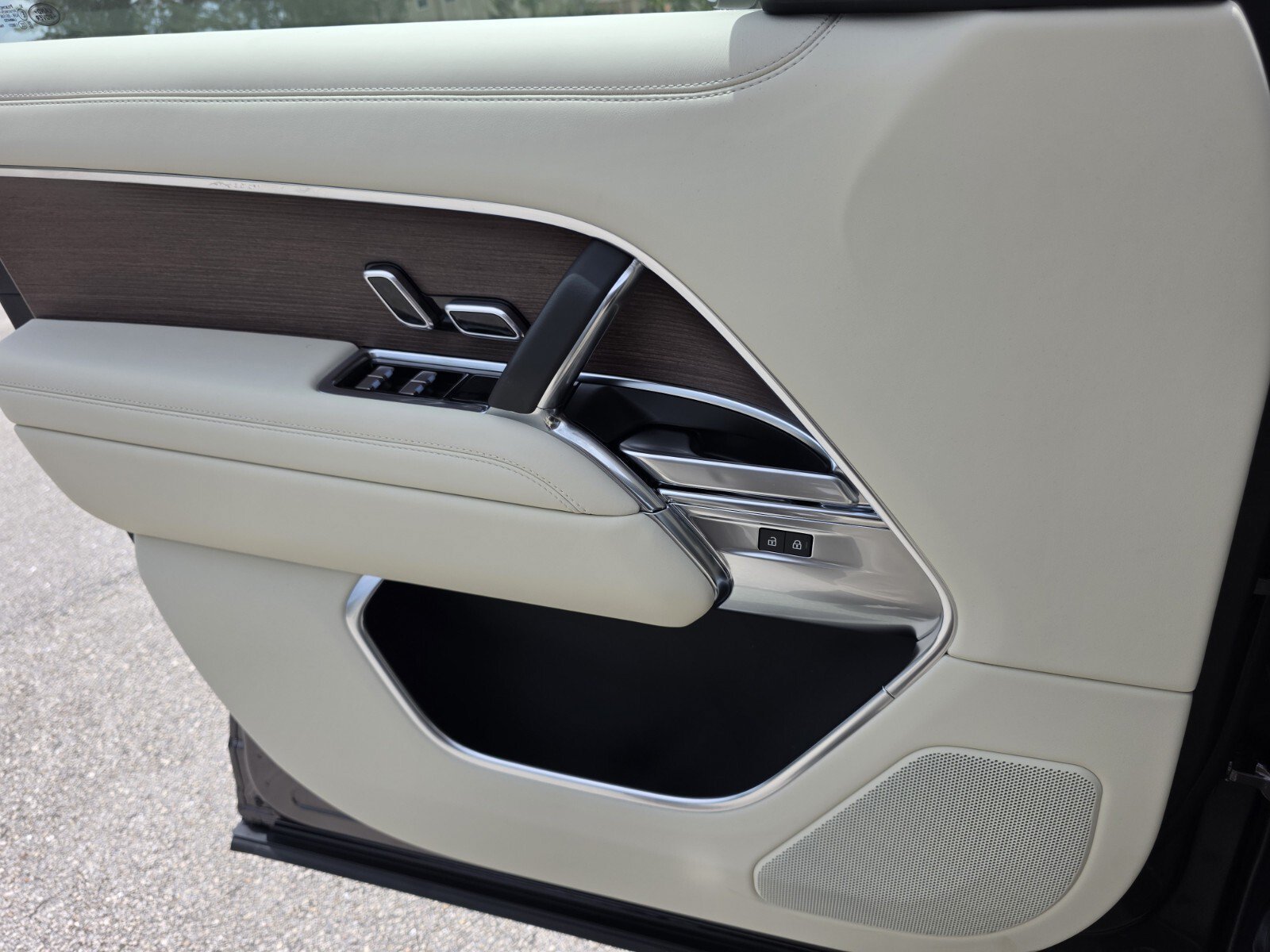 New 2026 Charente Grey LAND ROVER SE image 17