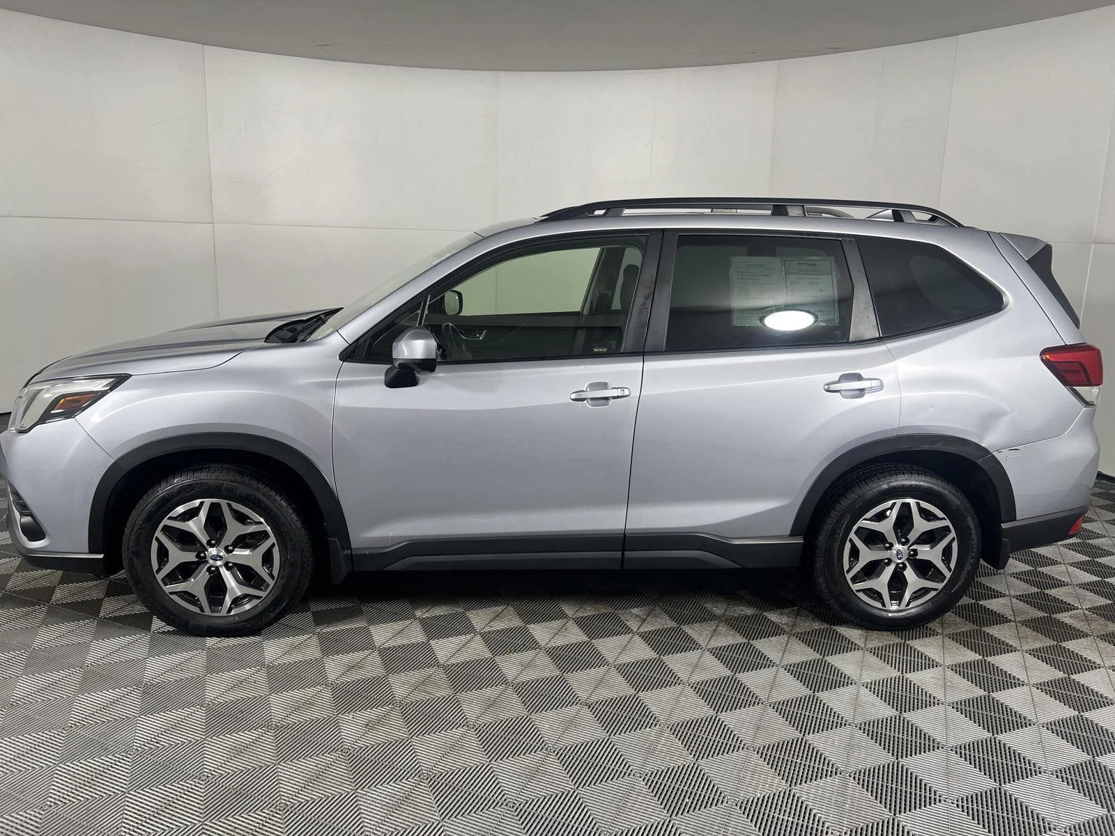 Used 2022 Ice Silver Metallic Subaru Premium image 17