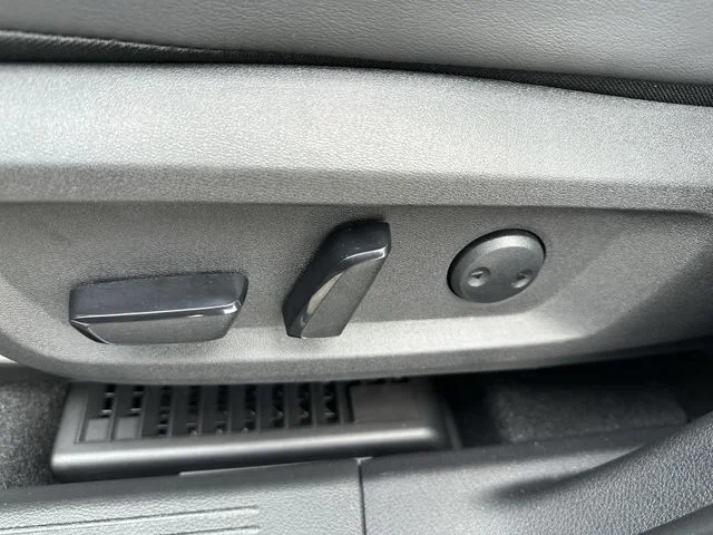 New 2026 Boulder Gray Pearl / Super Black Two-tone Nissan Platinum image 16