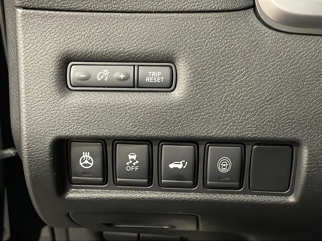 Used 2020 Black Nissan SL image 27
