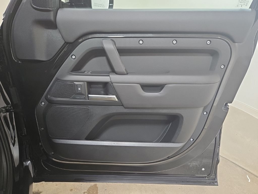New 2026 Santorini Black Land Rover S image 29