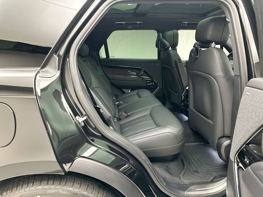 New 2026 Santorini Black LAND ROVER Dynamic SE image 15