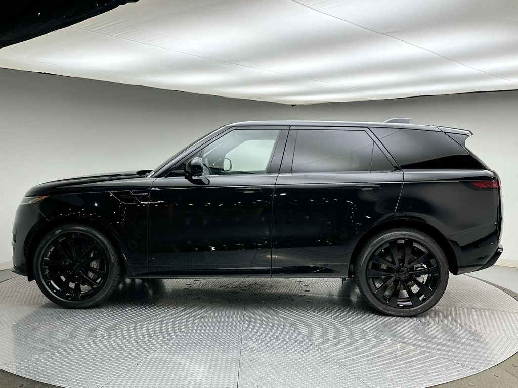New 2026 Santorini Black Metallic Land Rover Dynamic SE image 2