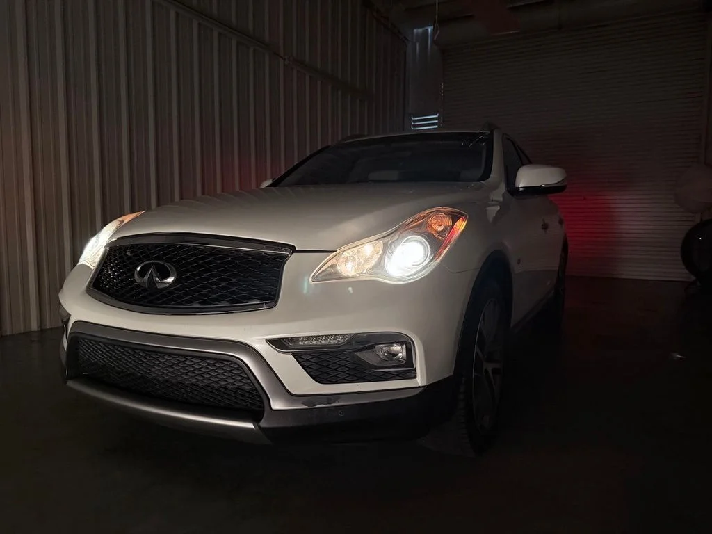 Used 2017 White INFINITI Base image 8