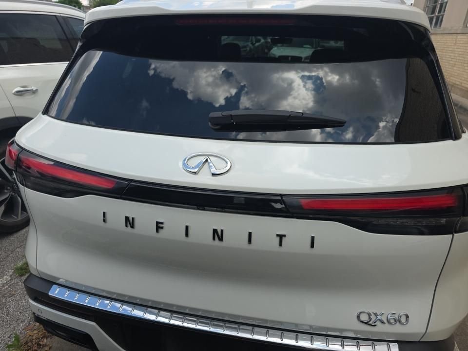 Certified Used 2023 White INFINITI LUXE image 5