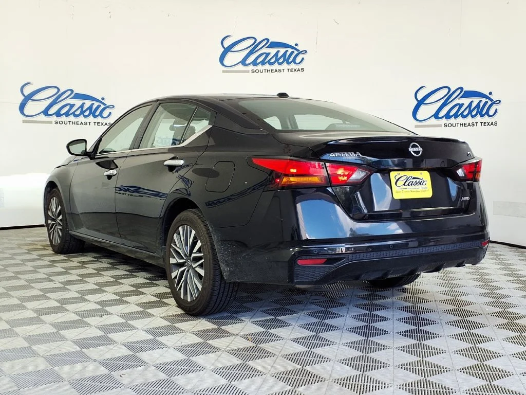 Used 2024 Super Black Nissan 2.5 SV image 2