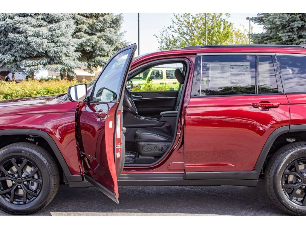New 2026 Velvet Red Pearlcoat Jeep Laredo Altitude image 27