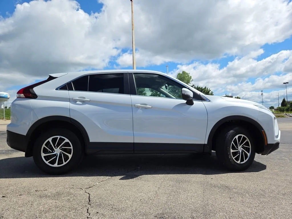 Used 2023 Diamond White Mitsubishi ES image 23