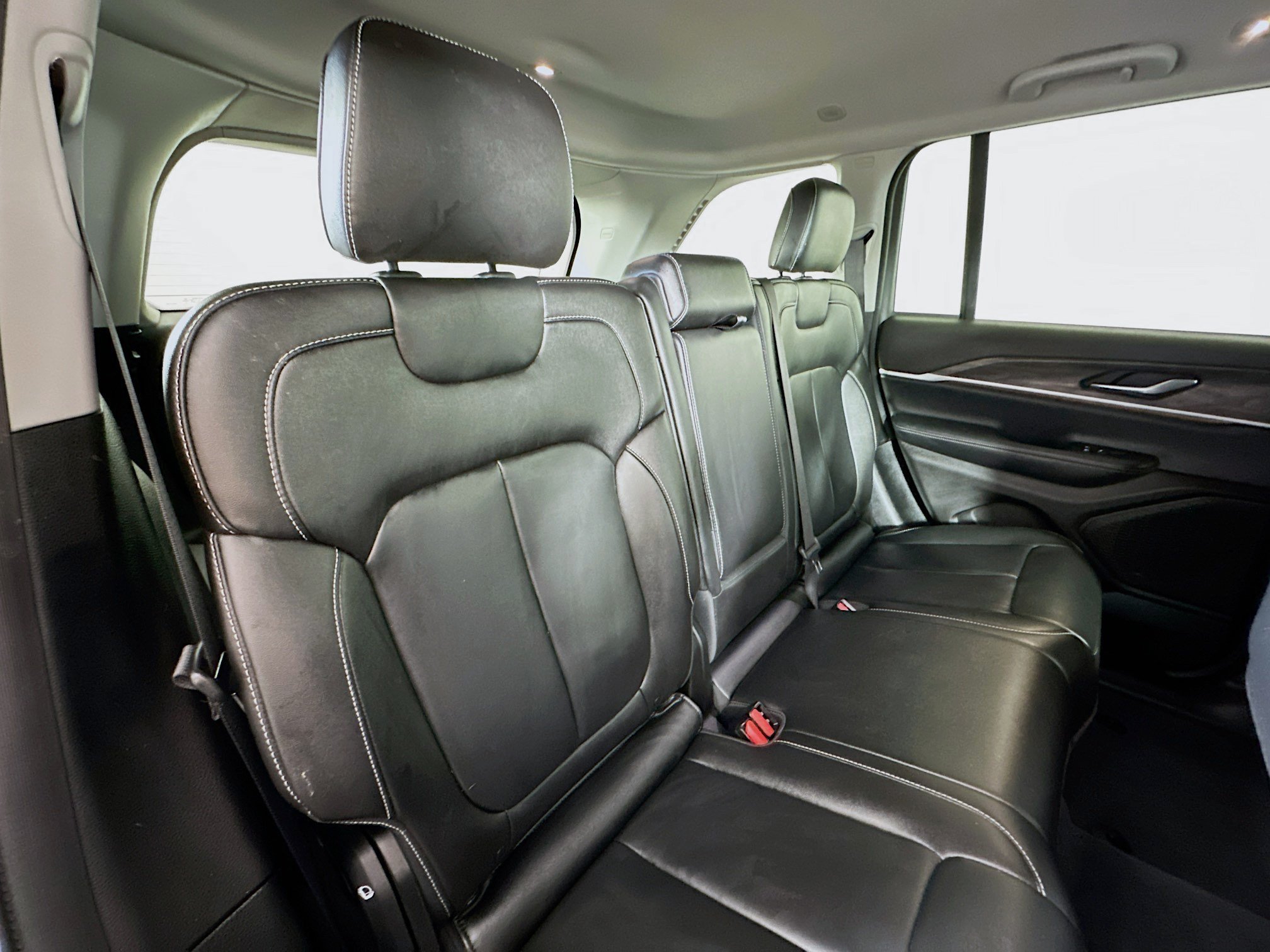 Used 2023 Diamond Black Crystal Pearlcoat Jeep Limited image 26