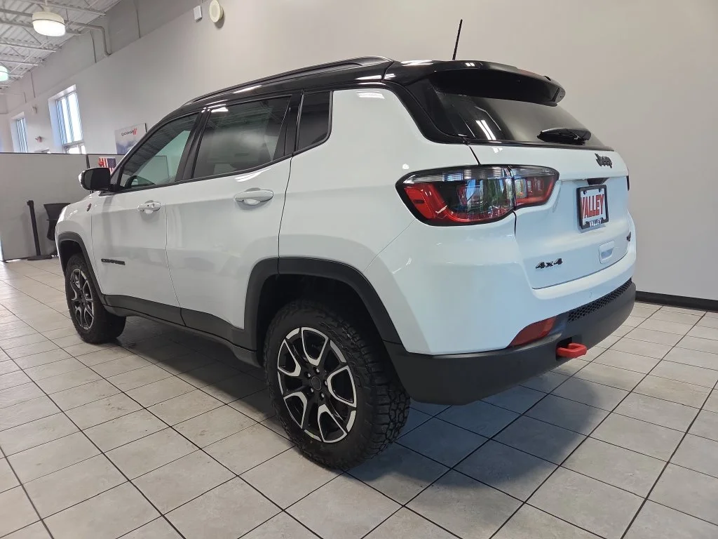 New 2026 Bright White Clear-Coat Exterior Paint Jeep Trailhawk image 5