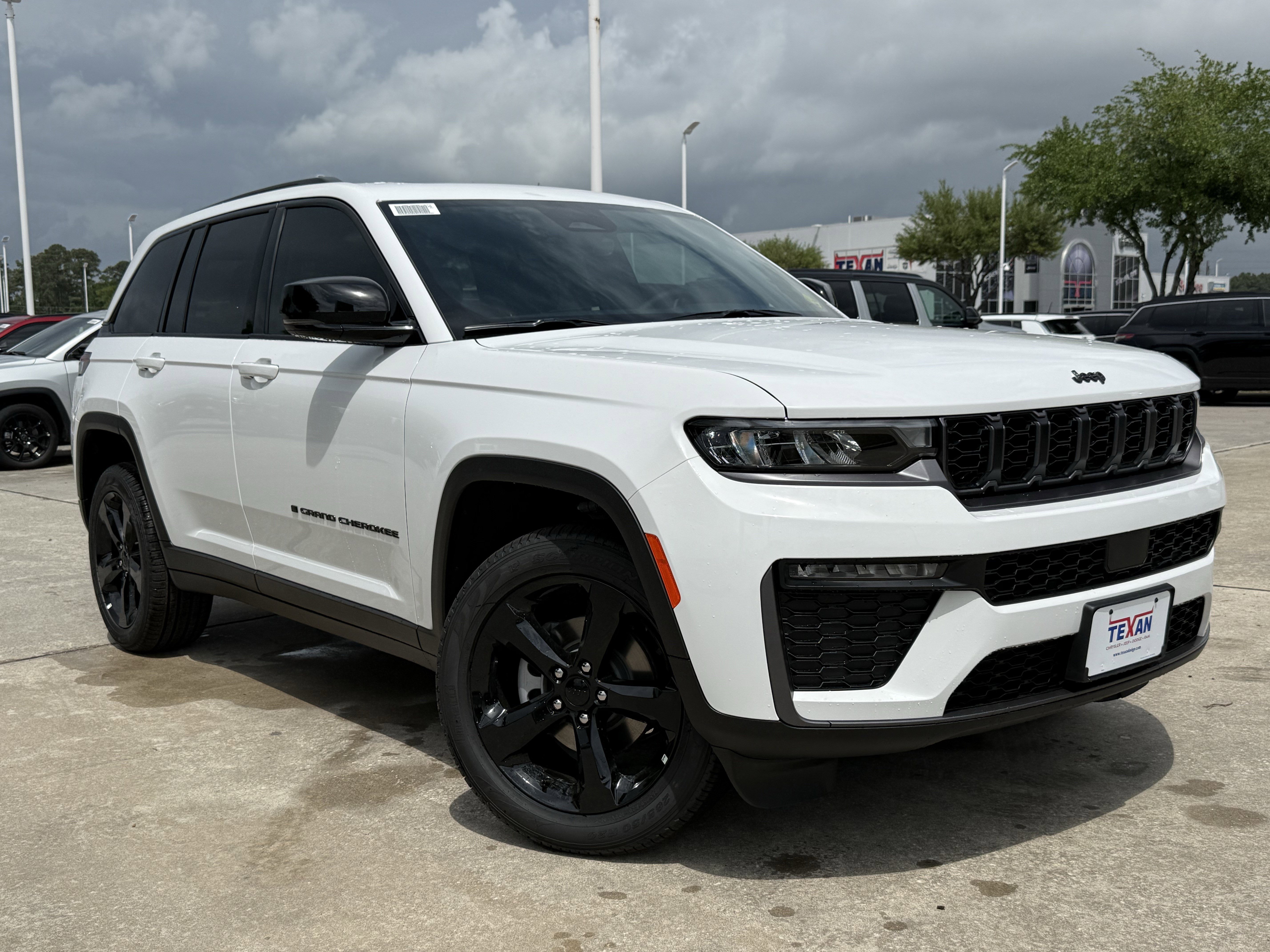 New 2026 Bright White Clear-Coat Exterior Paint Jeep Limited image 2