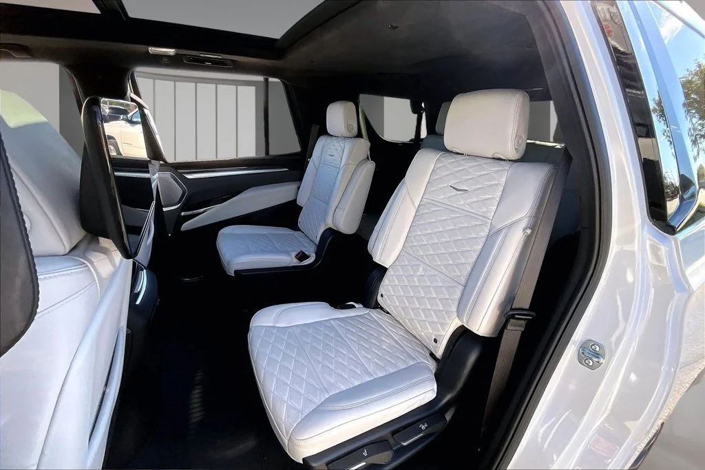 Used 2025 White Cadillac V-Series image 28