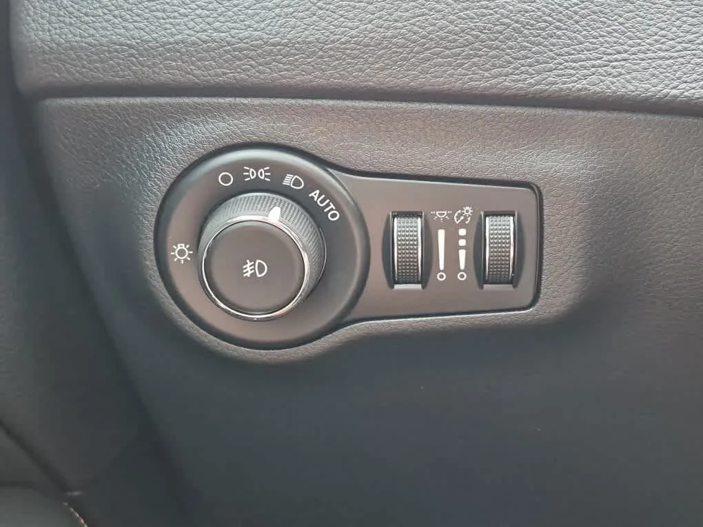 Used 2018 Diamond Black Crystal Pearlcoat Jeep Limited image 18