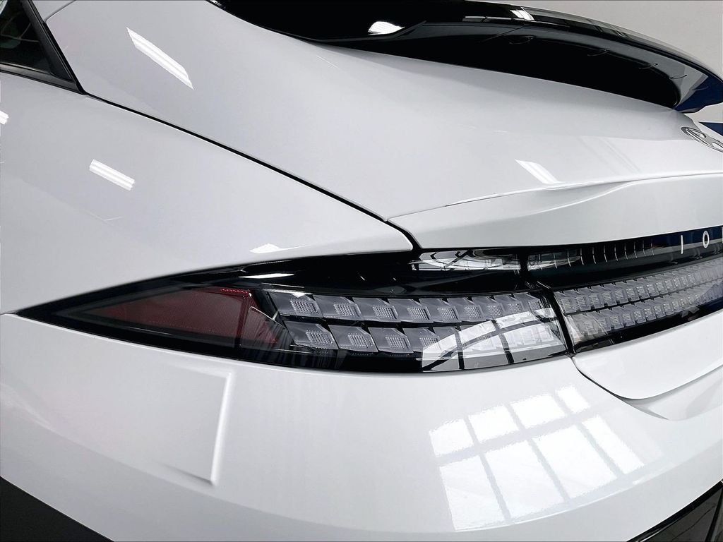 Used 2025 White Hyundai SEL image 33