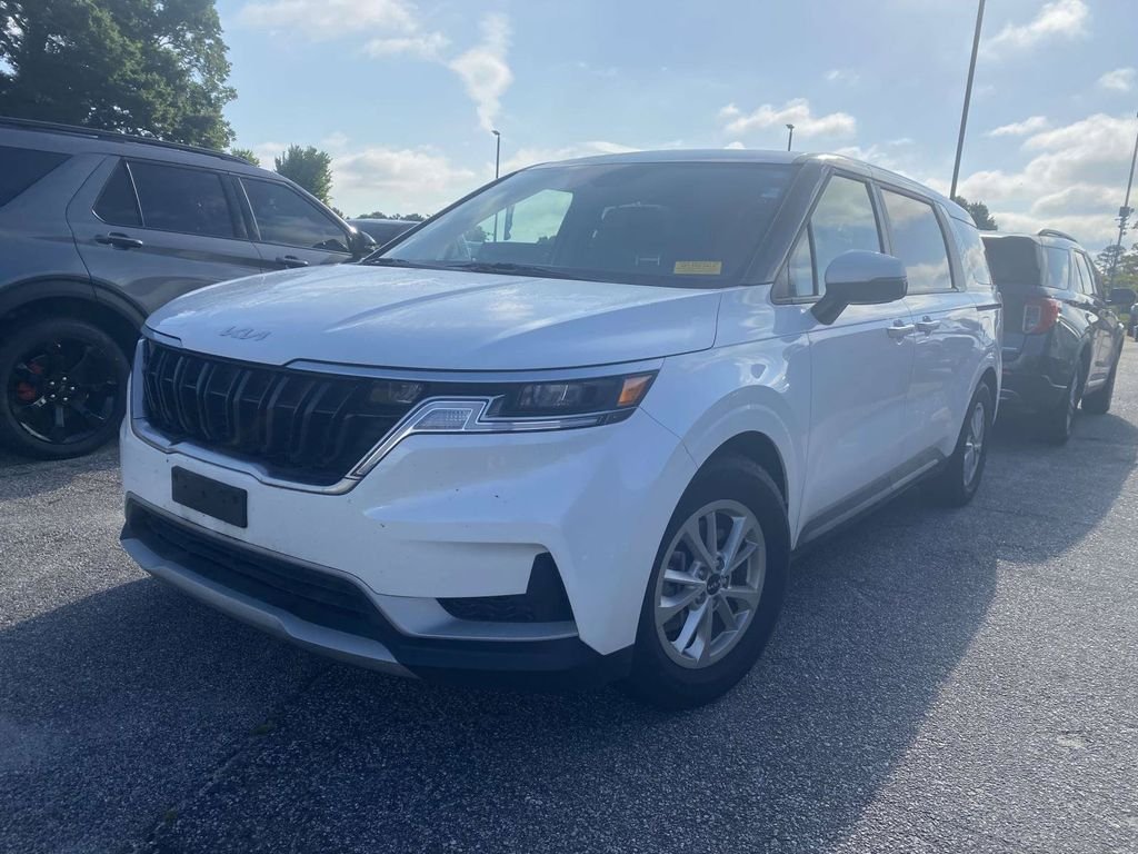 Used 2024 Snow White Pearl Kia LX image 3