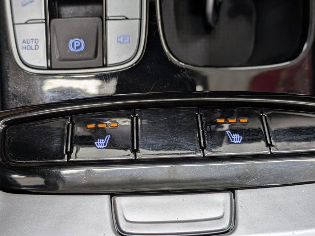 Used 2023 Silver Hyundai SEL image 6