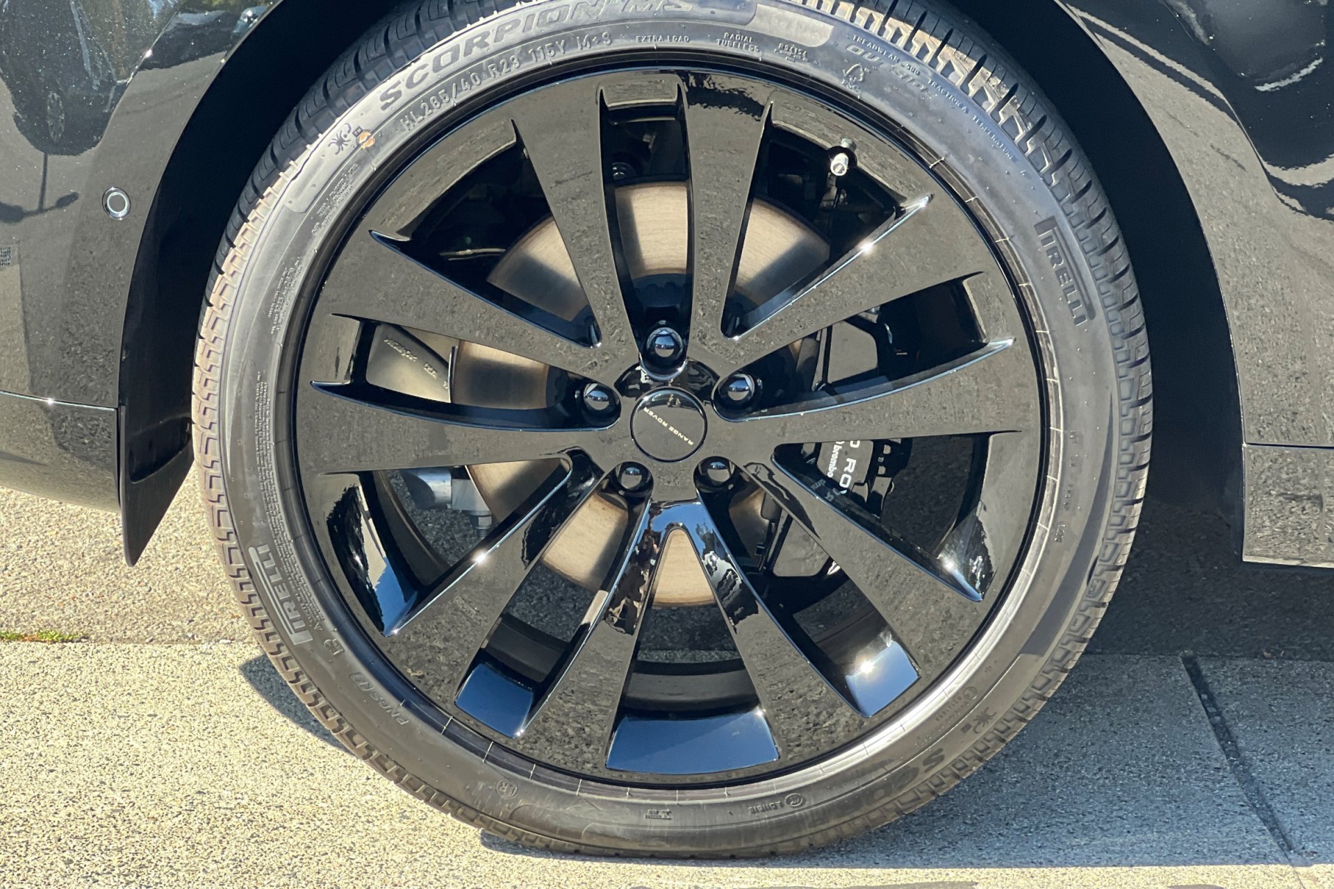 New 2026 Santorini Black Land Rover Dynamic SE image 11
