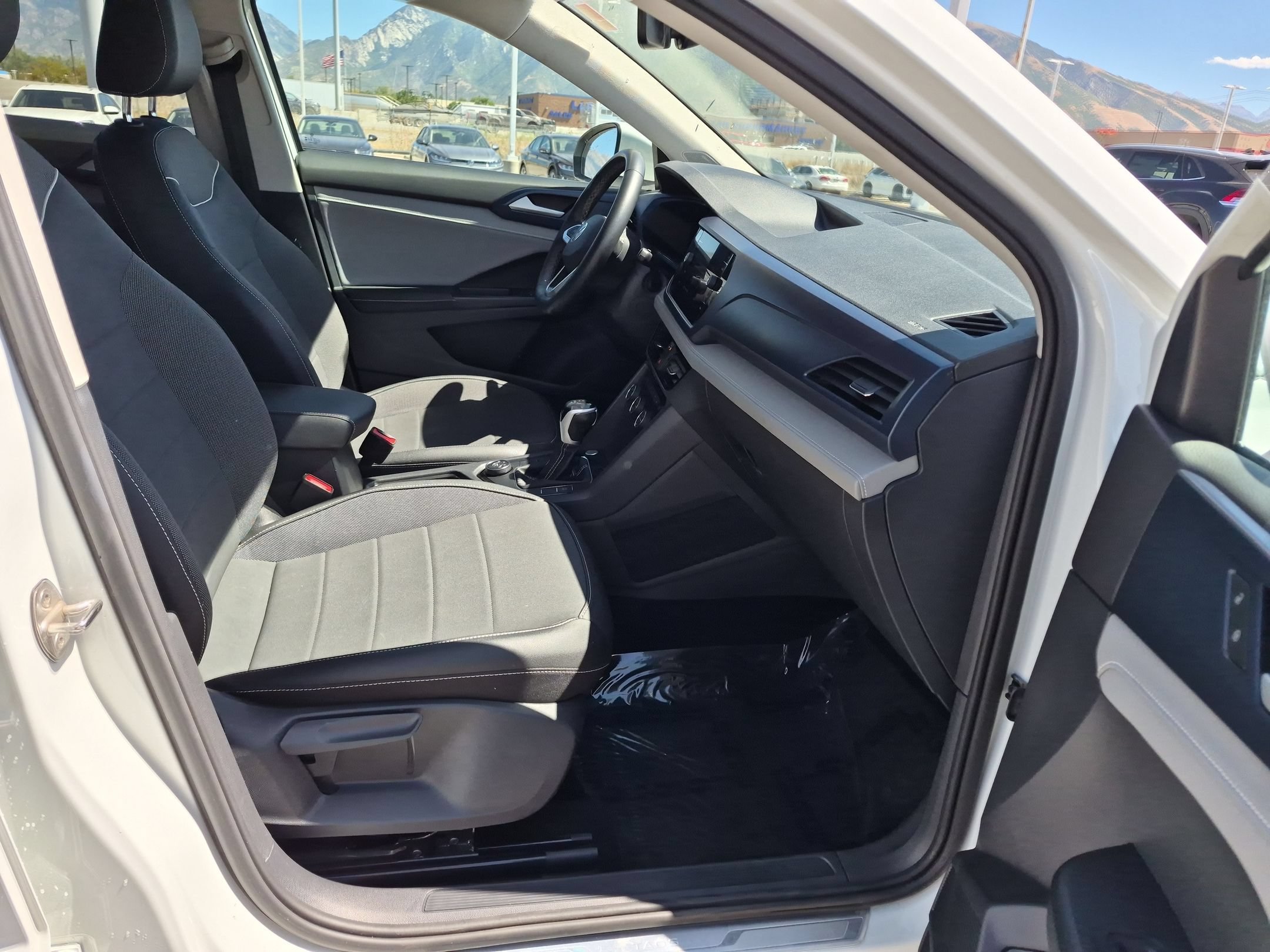 Used 2024 White Volkswagen SE image 29