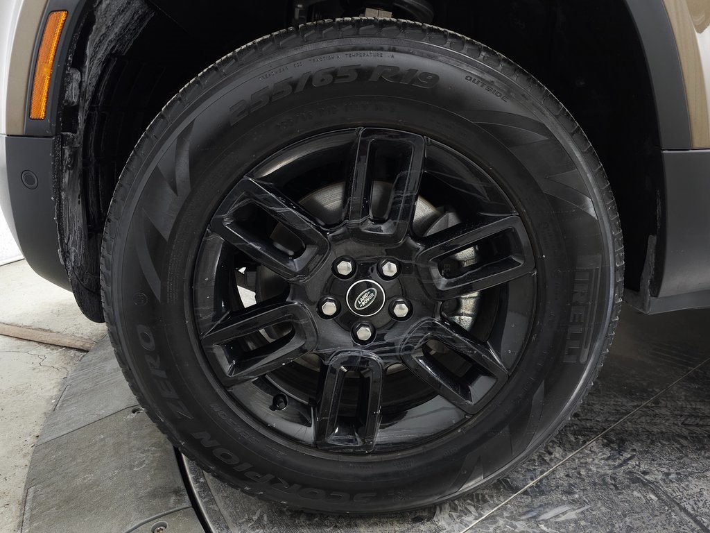 2025 LAND ROVER DEFENDER - Image 11