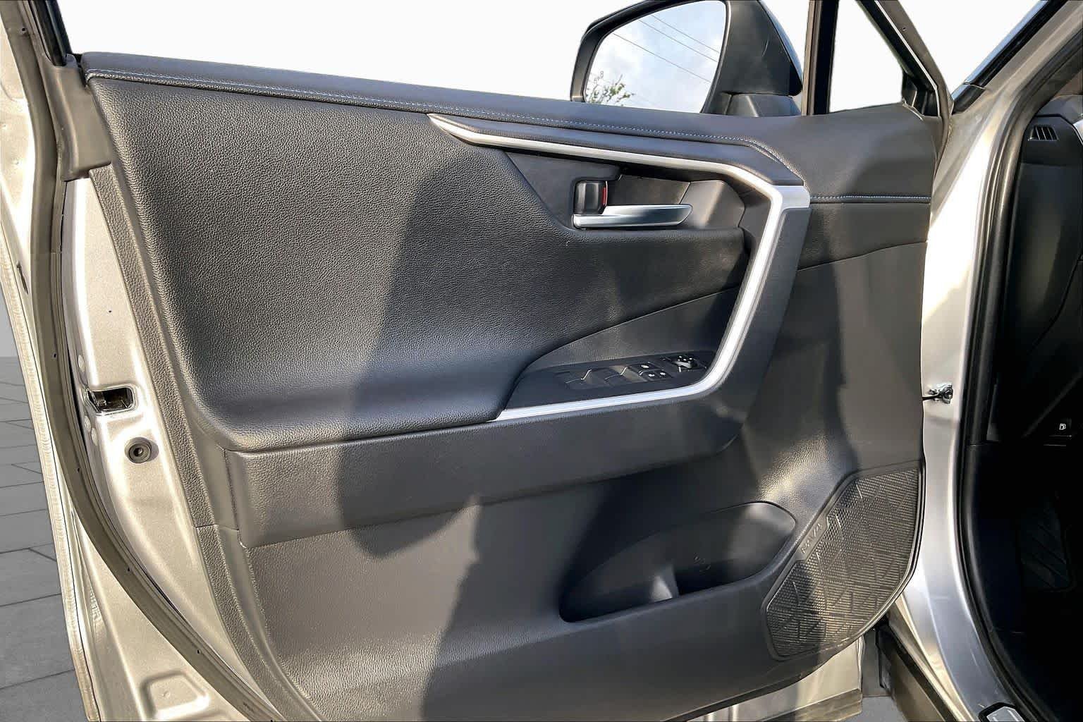 Used 2025 Silver Sky Metallic/Midnight Black Metallic Toyota Hybrid XSE image 22