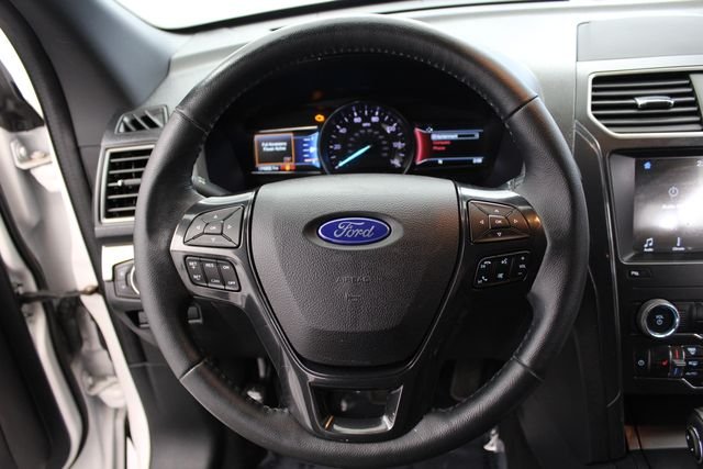 Used 2018 White Platinum Tri-Coat Metallic Ford XLT image 20
