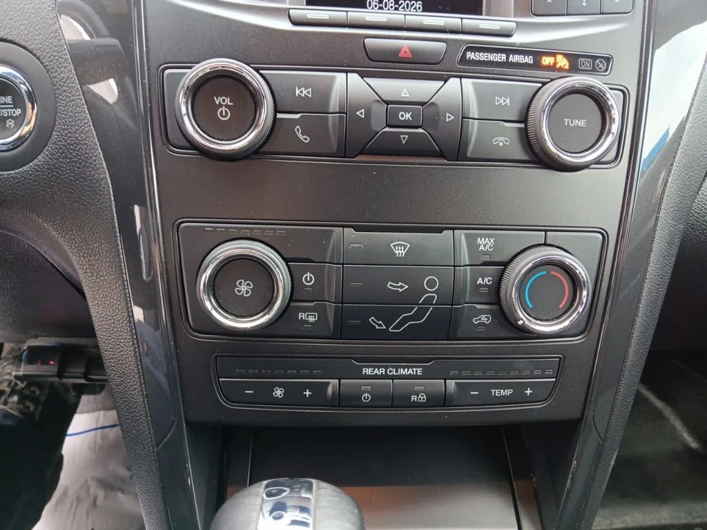 Used 2019 White Platinum Metallic Tri-Coat Ford XLT image 22