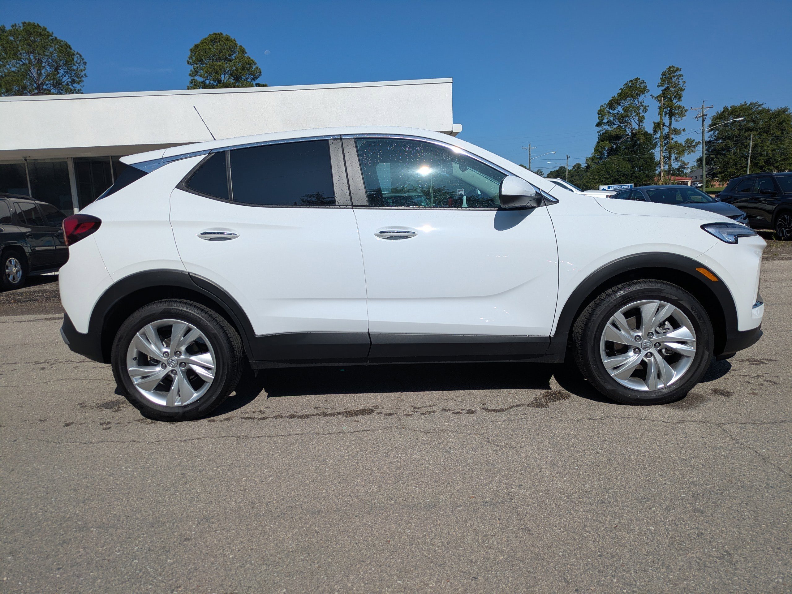 Used 2024 Summit White Buick Preferred image 4