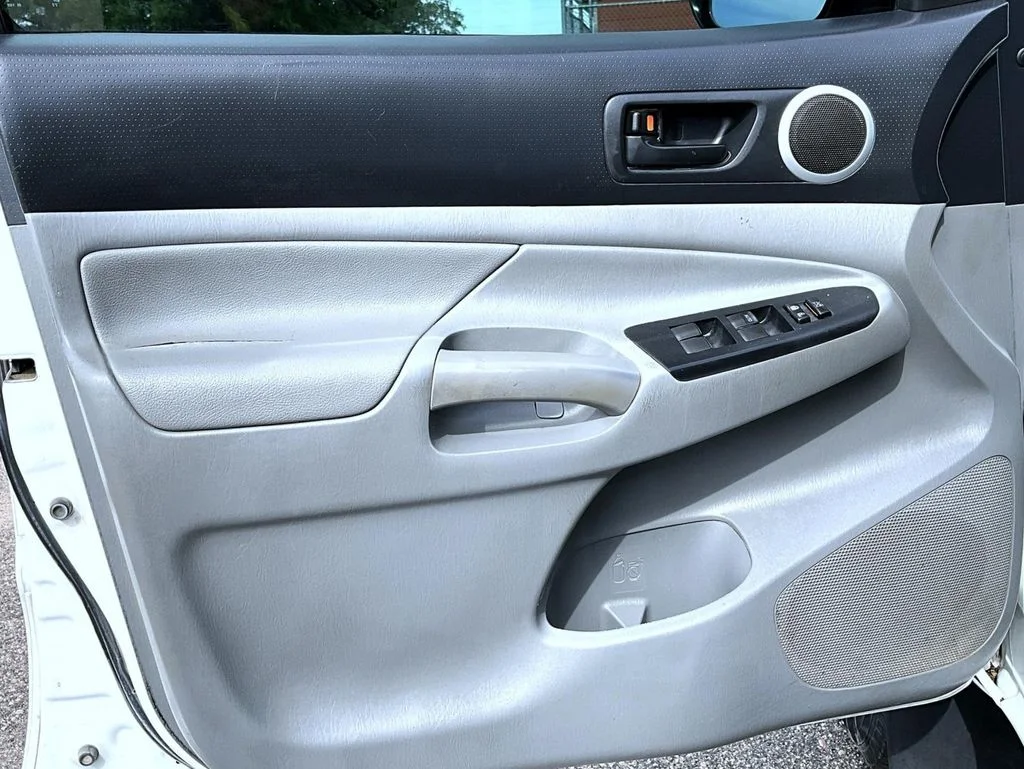 Used 2014 White Toyota Base image 9