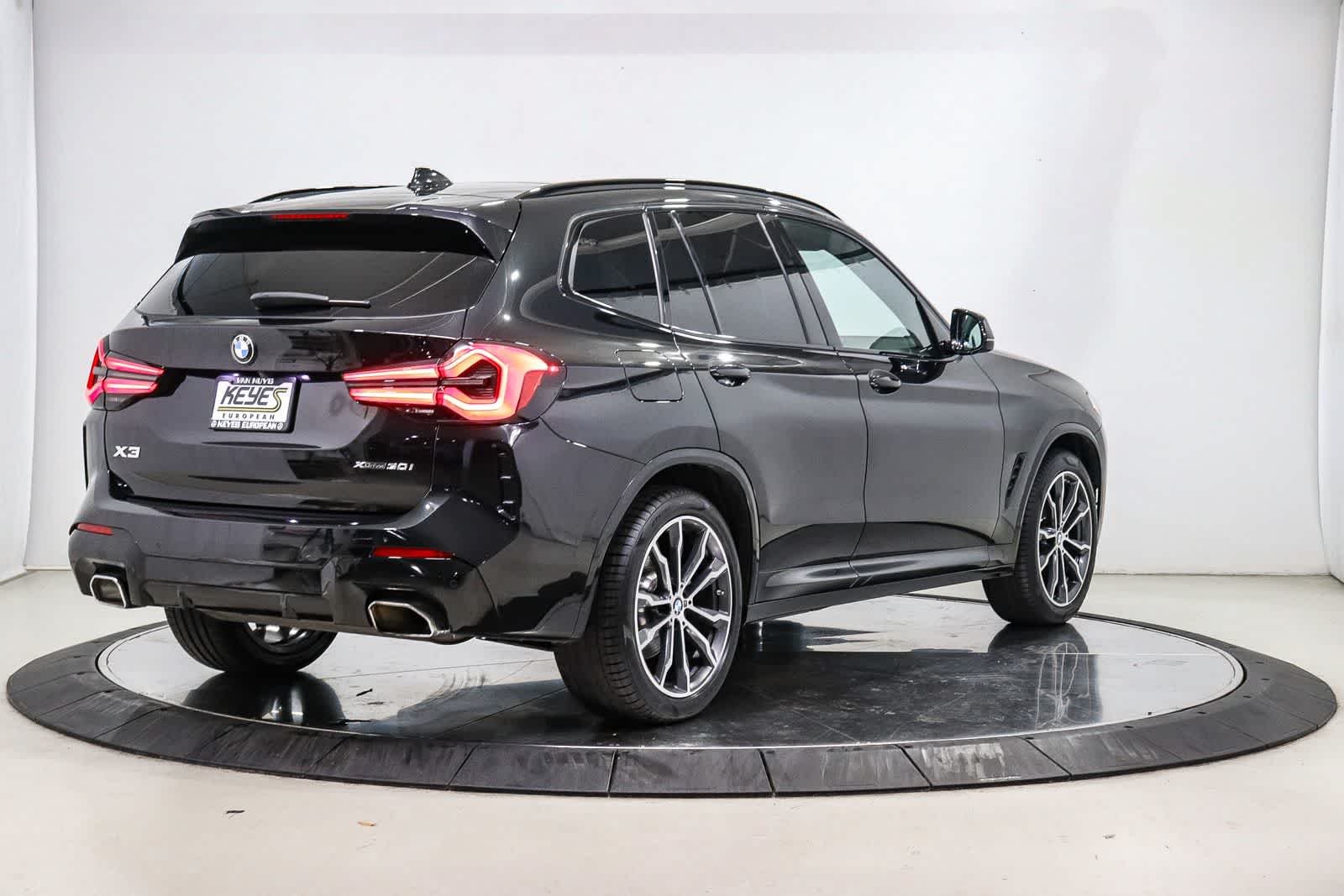 Used 2022 Black Sapphire Metallic BMW xDrive30i image 4