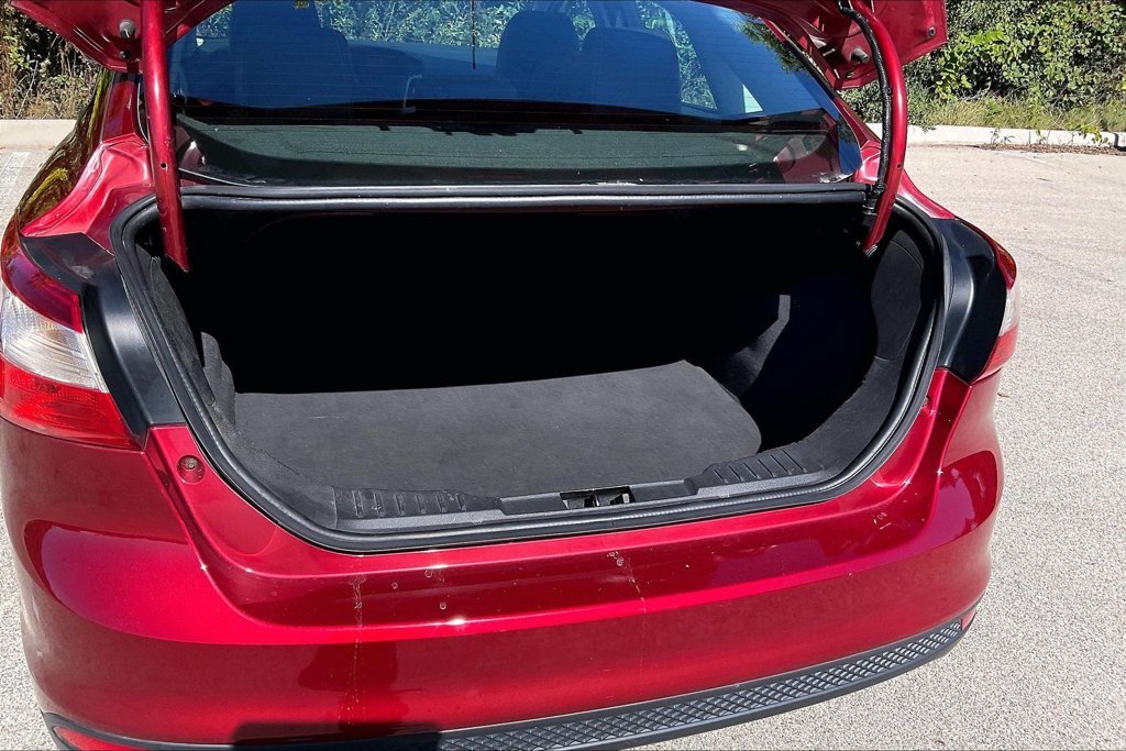 Used 2013 Red Ford SE image 26