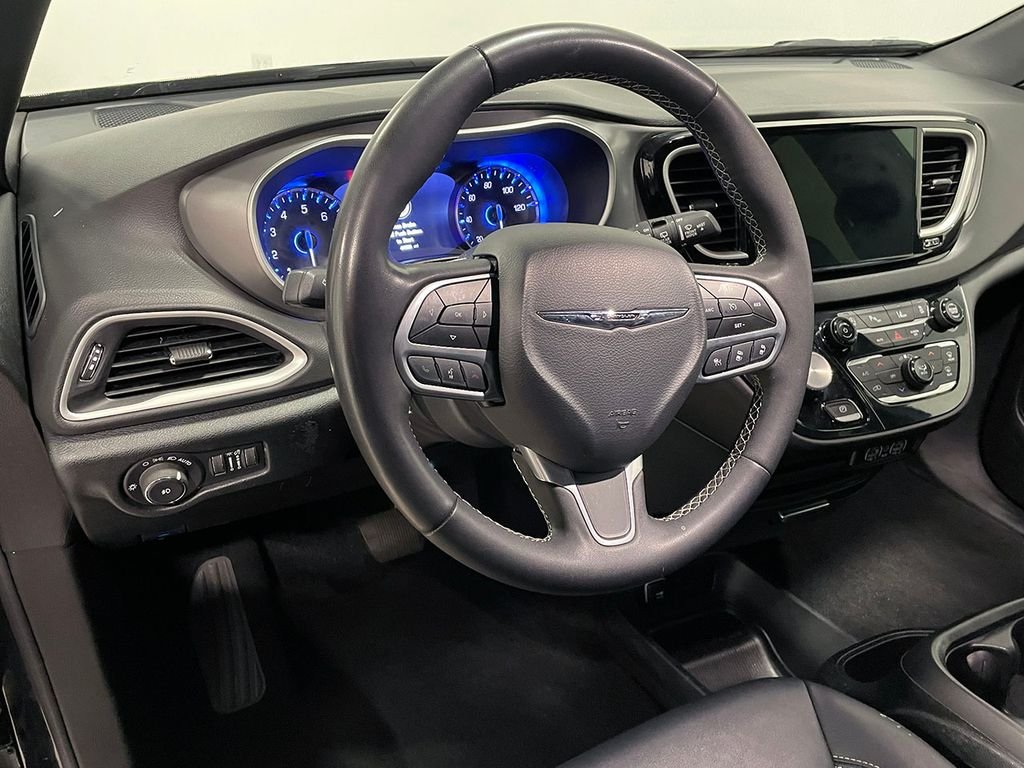 Used 2025 Black Chrysler Select image 22